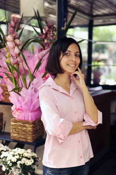Småföretagare: kvinna och hennes blomsteraffär — Stockfoto