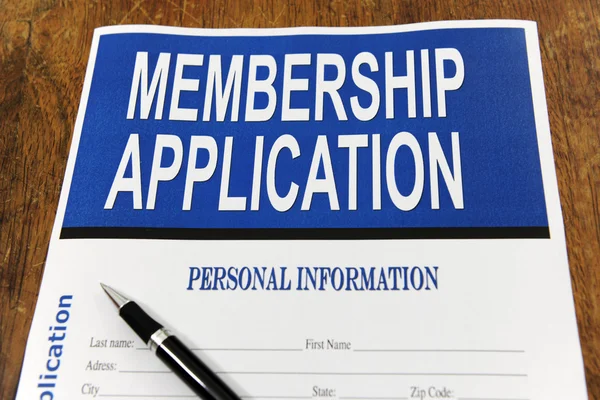 Форма заявки на членство на столі — стокове фото