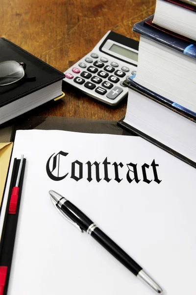 Contract en Rekenmachine op een bureau — Stockfoto