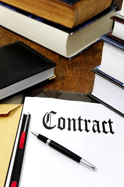Contract met kopie ruimte op een bureau — Stockfoto