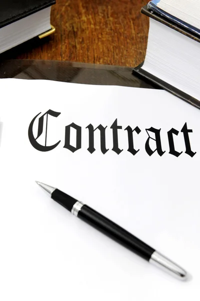 Contract met kopie ruimte op een bureau — Stockfoto