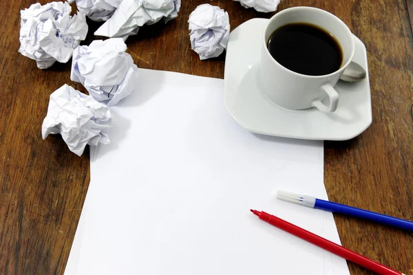 stock image Brainstorming: paper on desk with paperballs