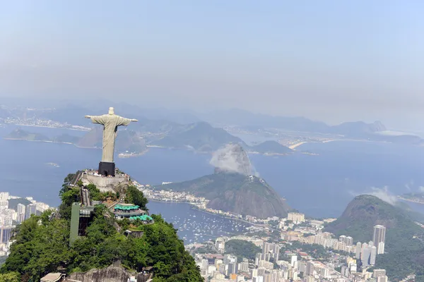 Estátua do Cristo Redentor e Montanha do Pão de Açúcar no Rio de Janeiro — Fotografia de Stock