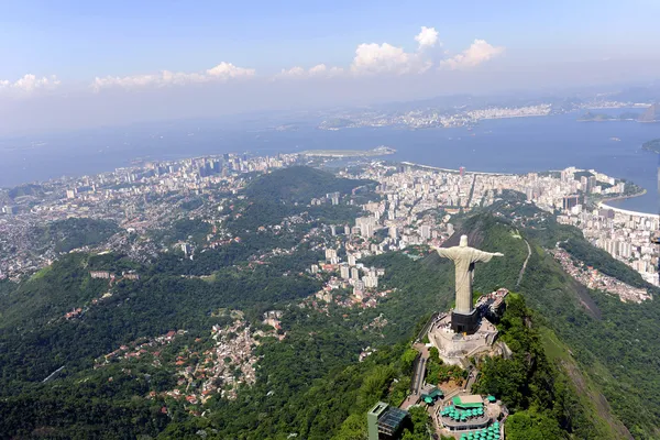 Socha Krista Spasitele a sugarloaf mountain v rio de janeiro, Brazílie — Stock fotografie