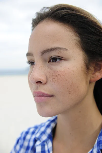Hermosa mujer junto a la playa — Foto de Stock