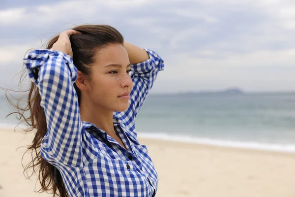 Güzel kadın rahatlatıcı ve kopya alanı ile deniz — Stok fotoğraf