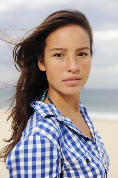 Portret van een mooie vrouw aan het strand — Stockfoto