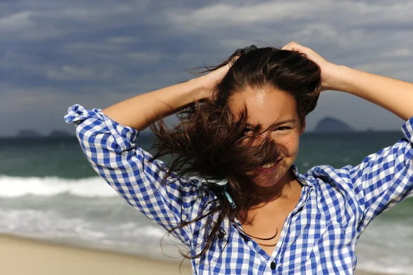Vent orageux. vent soufflant les cheveux de la jeune femme par la mer — Photo