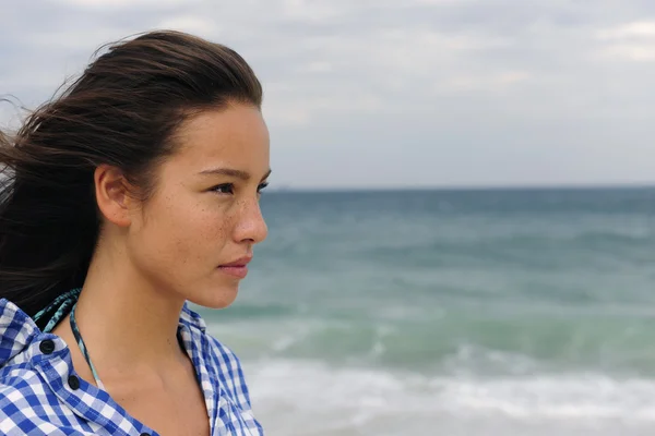 Привлекательная женщина на берегу моря смотрит в будущее — стоковое фото