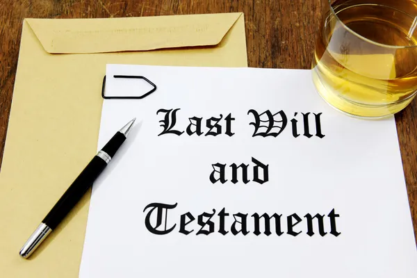 Last Will and Testament and glass of whiskey — Stock Photo, Image