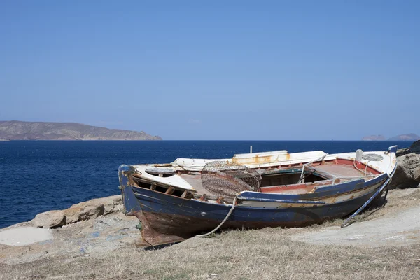 Старая деревянная рыбацкая лодка — стоковое фото