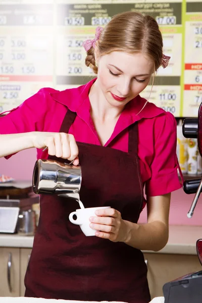 Friendly waitress making coffee — ストック写真