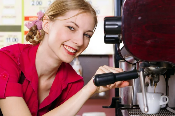 Freundliche Kellnerin, die Kaffee kocht — Stockfoto