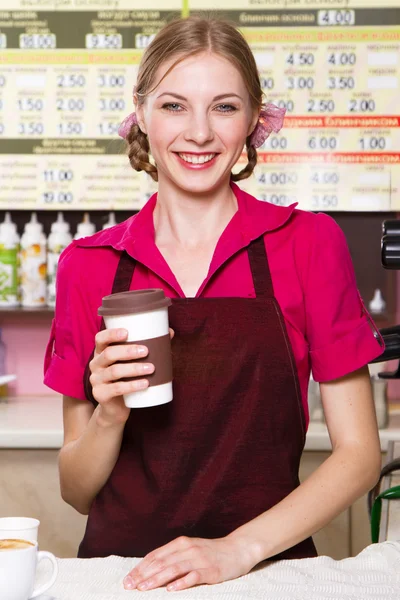 Vriendelijke serveerster maken van koffie — Stockfoto