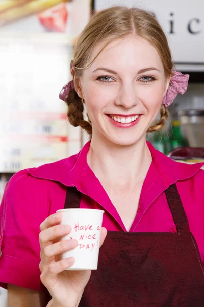 Vriendelijke serveerster maken van koffie — Stockfoto