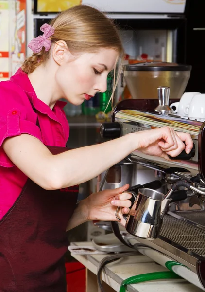 Friendly waitress making coffee — Stock fotografie