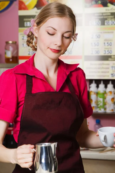 Friendly waitress making coffee — Stock fotografie