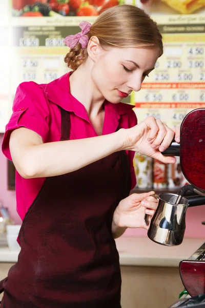 Friendly waitress making coffee — Stock Photo, Image