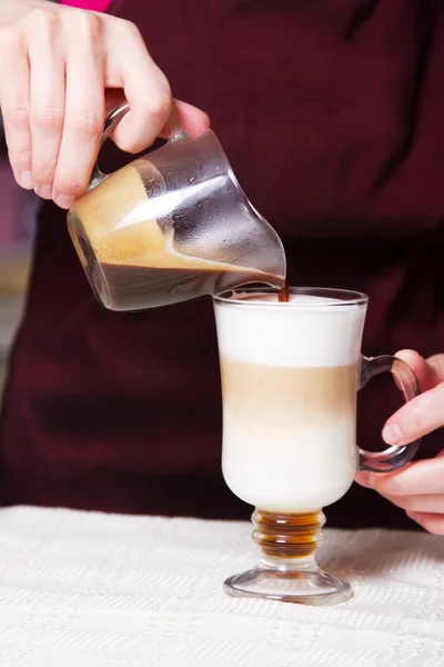 Barista fazendo latte — Fotografia de Stock