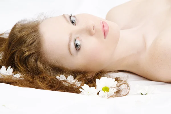 꽃과 함께 아름 다운 모델의 얼굴 초상화 — 스톡 사진