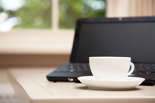 Laptop and a cup of coffee — Stock Photo, Image
