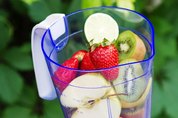 Elektrische mixer met vruchten in het — Stockfoto