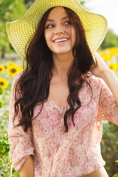 Krásná dáma ve slunečnicovém poli — Stock fotografie