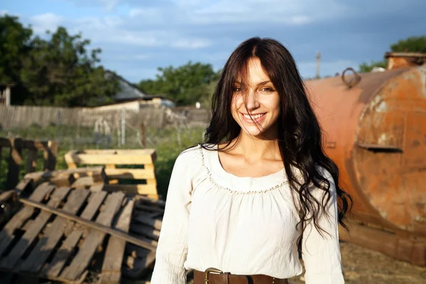 Prachtige vrouw in platteland — Stockfoto