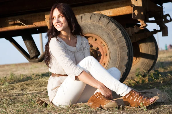 Gorgeous woman in countryside — Stock Photo, Image