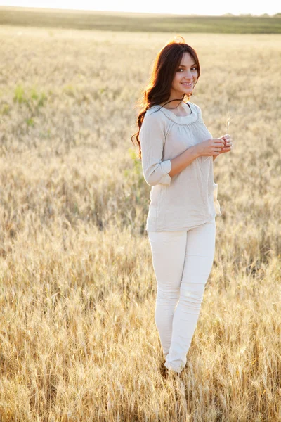 Красивая дама на пшеничном поле — стоковое фото