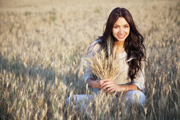 Hermosa dama en campo de trigo — Foto de Stock