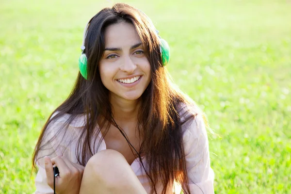 Piękna kobieta w słuchawkach — Zdjęcie stockowe