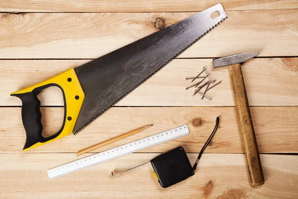 Carpenter's tools op pine bureaus — Stockfoto