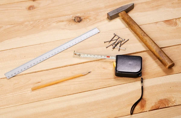 Столярные инструменты на сосновых столах — стоковое фото