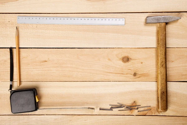 Herramientas de carpintero en escritorios de pino —  Fotos de Stock