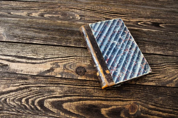 Leeftijd boek over houten tafel — Stockfoto