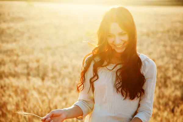 麦畑で美しい女性 ストック画像