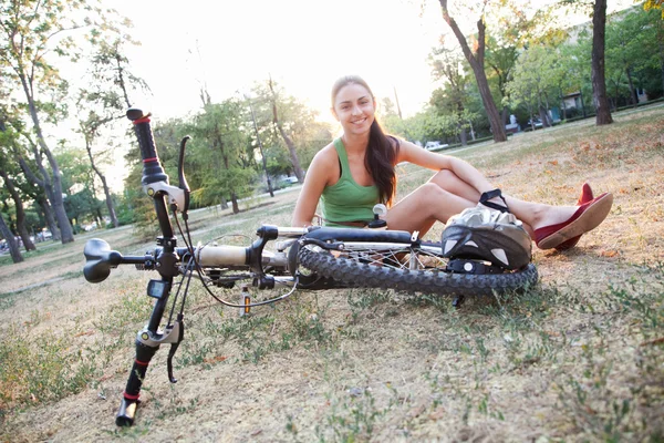 Hermosa mujer joven montando una bicicleta —  Fotos de Stock