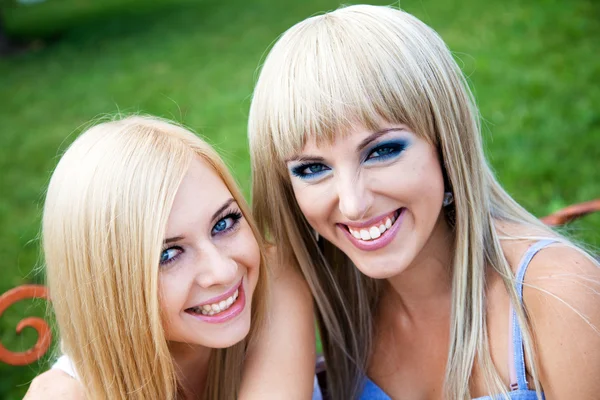 Twee jonge meisje vrienden in een park — Stockfoto