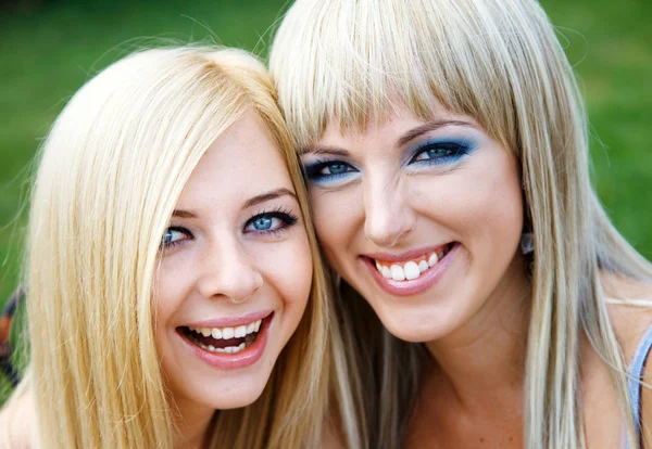 Zwei junge Freundinnen in einem Park — Stockfoto