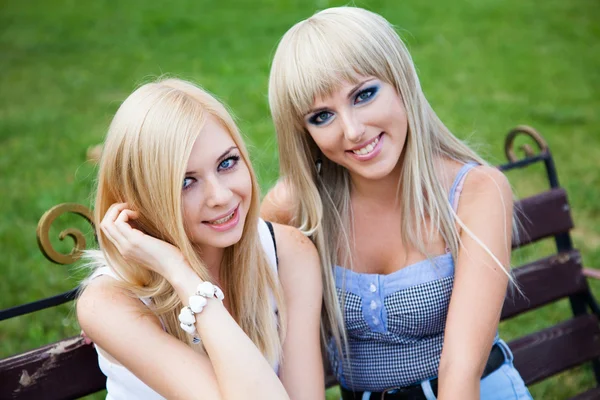 Twee jonge meisje vrienden in een park — Stockfoto