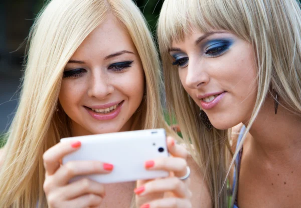 스마트폰을 사용 하 여 두 여자 친구 — 스톡 사진