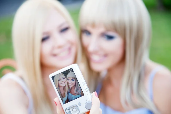 Twee mooie jonge meisje vrienden met een fotocamera — Stockfoto