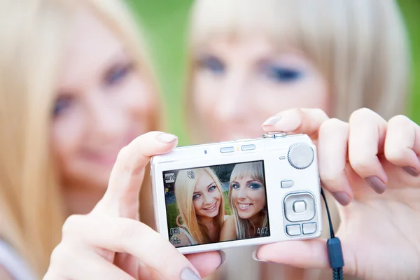 两个美丽的年轻女孩朋友照片的相机 — 图库照片