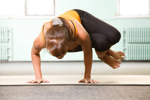 Reife Frau übt Yoga aus — Stockfoto