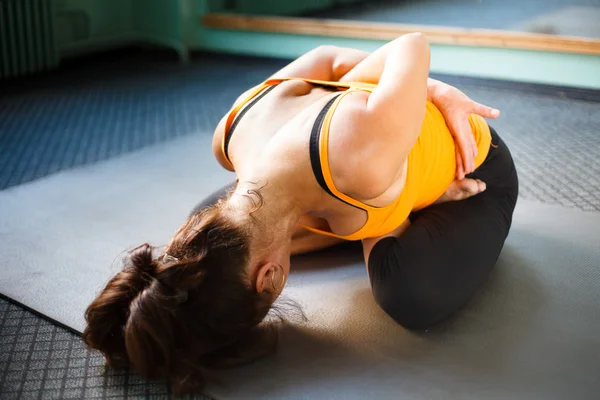 Donna matura che esercita yoga — Foto Stock