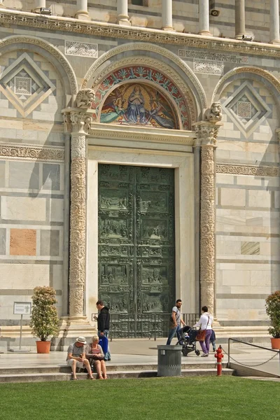 Widok wejścia do katedry duomo, pisa — Zdjęcie stockowe