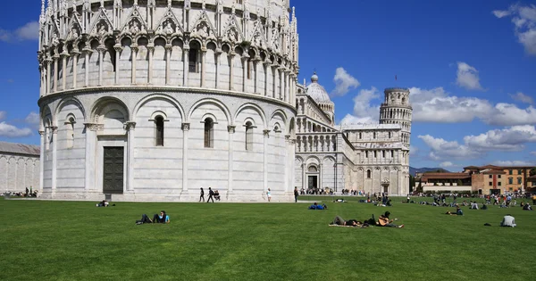 Basilica and the leaning tower — Stock Photo, Image