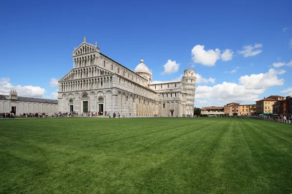 Pisa, de basiliek en de scheve toren — Stockfoto