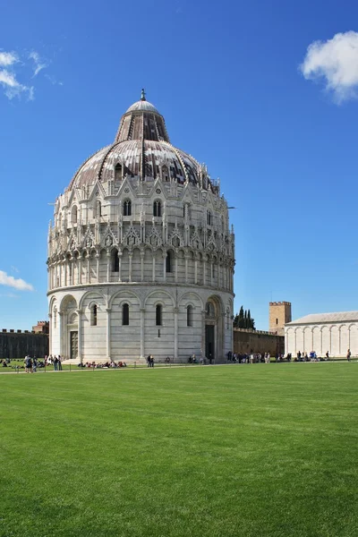 Pisa, Piazza dei miracoli, baptistério — Fotografia de Stock